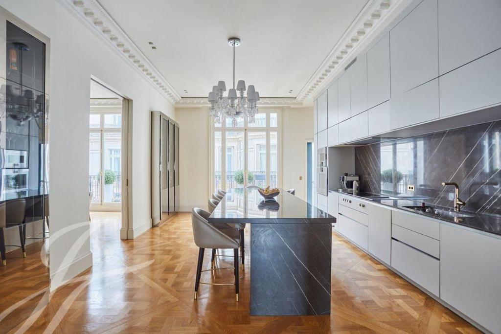 Luxury Eiffel Tower In Appartement